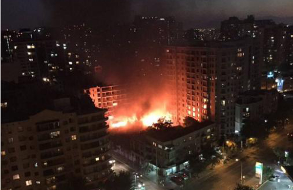 Las sospechas que generó el feroz incendio en calle Lira en Santiago