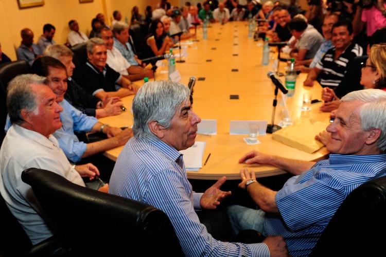 Las cinco centrales obreras debaten con diputados opositores en el Congreso