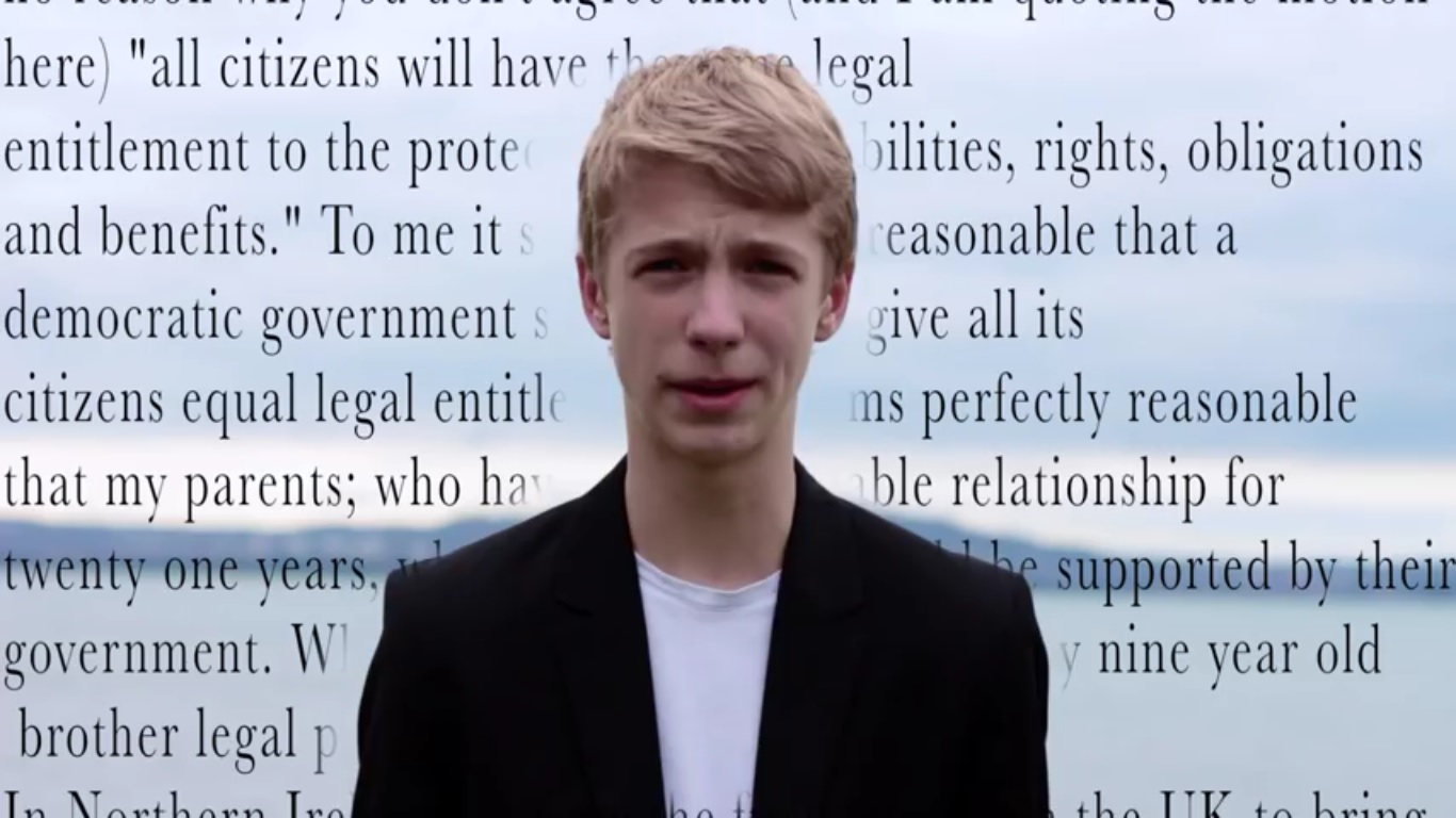 Un joven de 15 años defiende el derecho a tener una familia homoparental legalmente reconocida