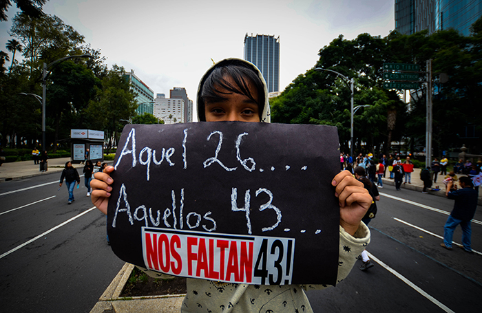 México: madres y padres de Ayotzinapa comienzan una protesta indefinida frente a la Procuraduría