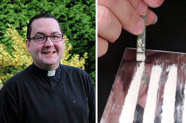 Sacerdote católico es sorprendido haciendo una fiesta, aspirando cocaína y rodeado de simbología nazi