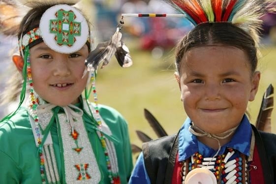 Niños de reservas indígenas reciben 38% menos fondos que en el resto de Canadá