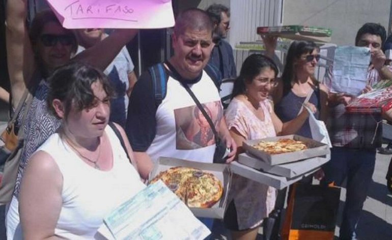 Insólito: argentinos pagan la cuenta de luz con pizzas en rechazo al ministro de Economía Prat Gay