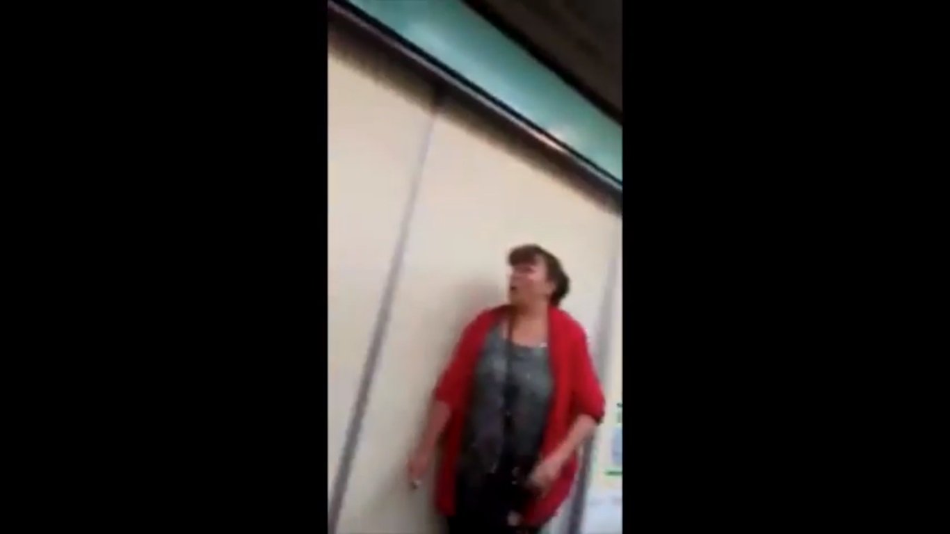 Mujer amenaza con cuchillo en el metro (Video)