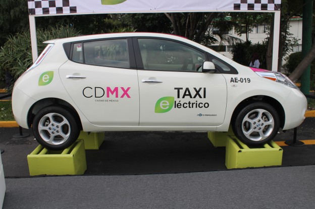 Mancera promete incrementar taxis eléctricos en la Ciudad de México