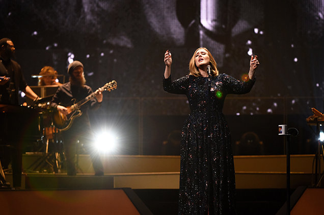 Photobomb: Adele se “cuela” en la foto de una fanática y le regala la mejor selfie de su vida