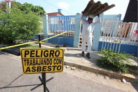 Chile: 10 mil personas correrían riesgo de cáncer por vivir en casas con techos de asbesto