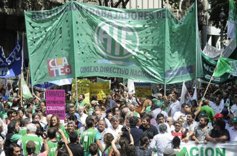 Trabajadores despedidos impiden el anuncio del tarifazo de transporte en Argentina
