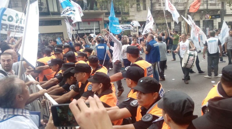 Bancarios denuncian represión en protesta por despidos