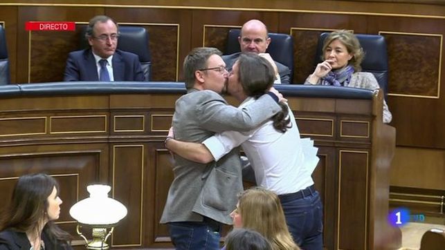 España: Diputados de Podemos se besan en la boca durante debate de investidura