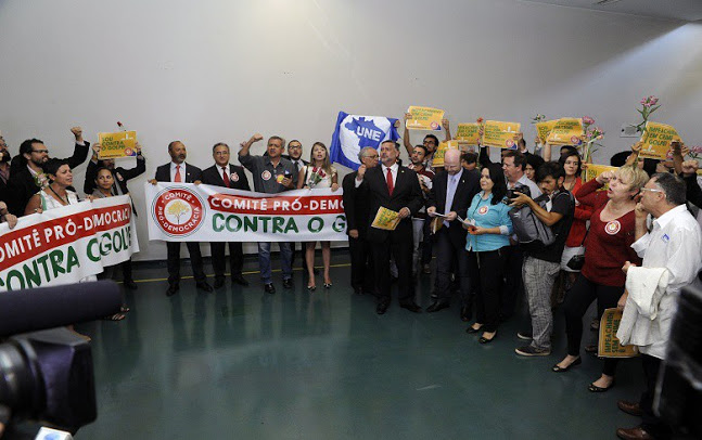 Brasil: Parlamentarios y organizaciones sociales crean comité de apoyo a Rousseff