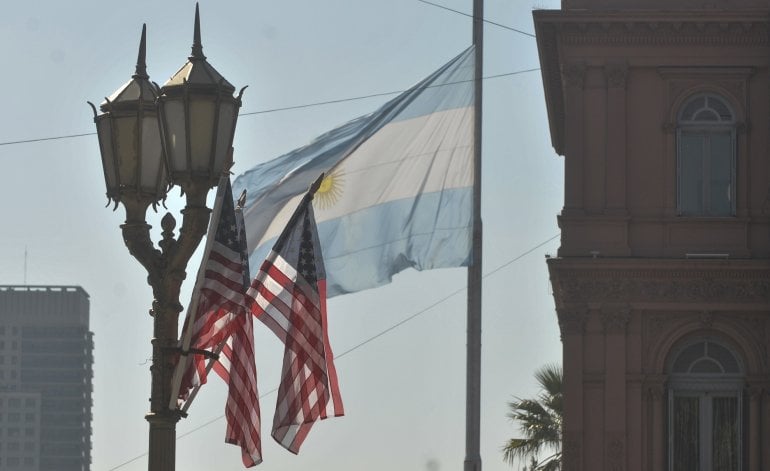 Polémica por las banderas de Estados Unidos en la Casa de Gobierno de Argentina