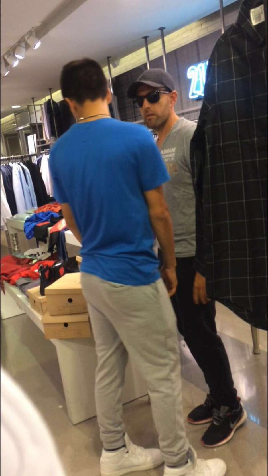 Despreocupado: Circulan fotos de Sergio Jadue «de shopping» en Miami