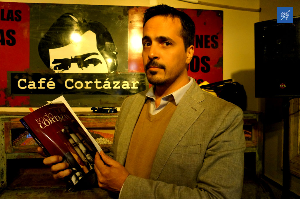 Entrevista a Lucio Aquilanti, el mayor coleccionista de libros de Cortázar: «Uno siente que se hace amigo de Julio y que comparte muchas cosas»