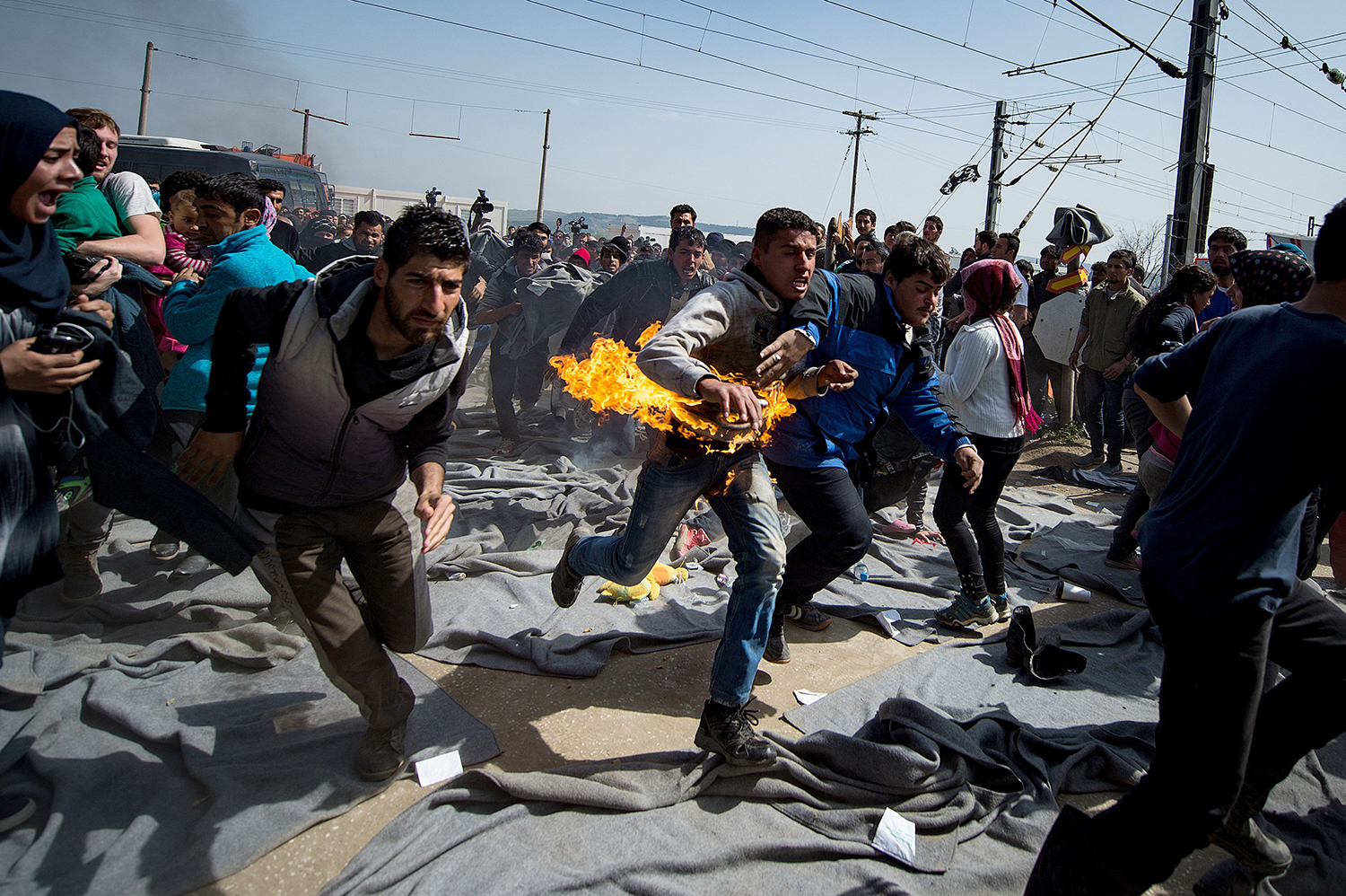 Refugiados se prenden fuego a sí mismos para tratar de cruzar frontera Griega