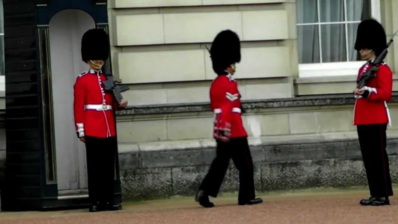 Guardias reales británicos obligaron a reclutas a violarse entre ellos