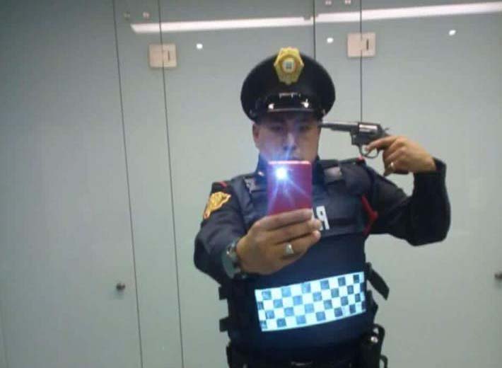Despiden al policía de la selfie suicida
