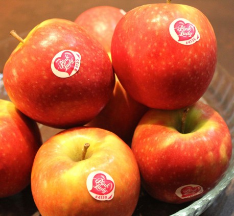 Este es el significado de las etiquetas adheridas a las frutas