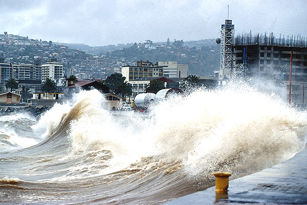 Anuncian fuertes marejadas para la costa de Chile