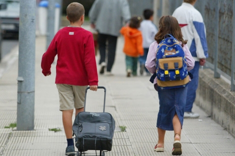 Quiropráctico recomienda que mochilas escolares no excedan el 20% del peso del niño