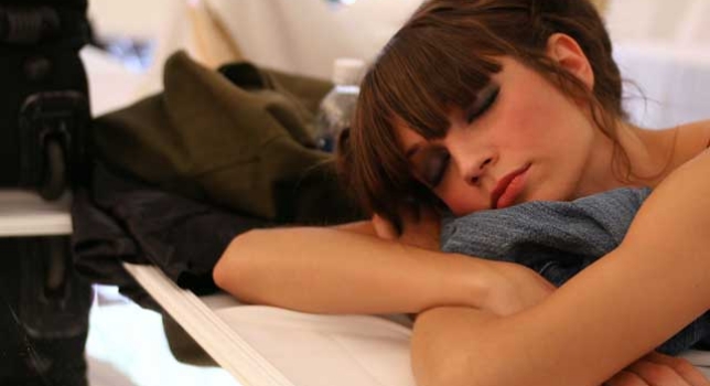 Las mujeres necesitan dormir más tiempo que los hombres, dice un estudio