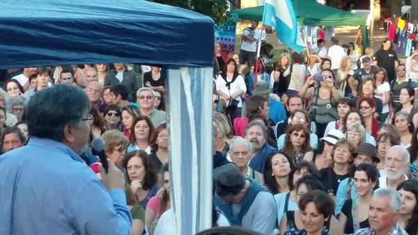 Ciudadanos se juntan en plazas populares para debatir y resistir las medidas tomadas por Macri en Argentina