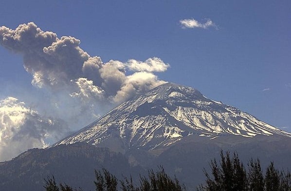 Volcán Popocatépetl emite exhalación de 1.6 kilómetros de altura