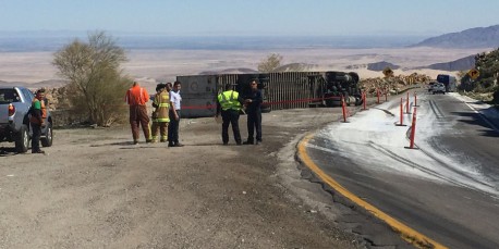 Volca tráiler que transportaba residuos peligrosos en BC