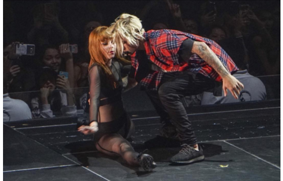 Justin Bieber se puso HOT en el primer show de su gira mundial