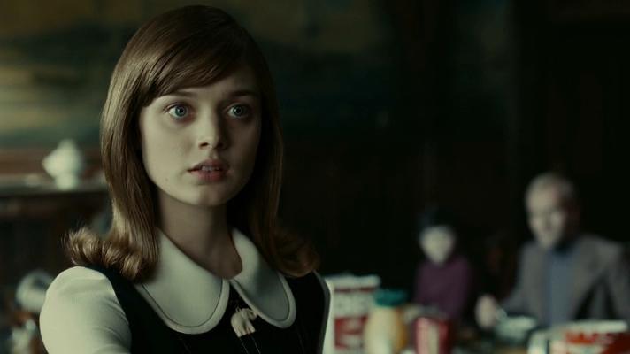 Bella Heathcote (de la película «Sombras tenebrosas»), irreconocible en secuela de 50 Sombras de Grey