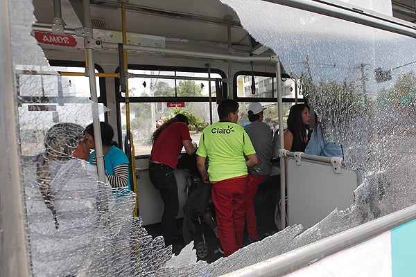 Hinchas de la «U» secuestran dos micros del Transantiago