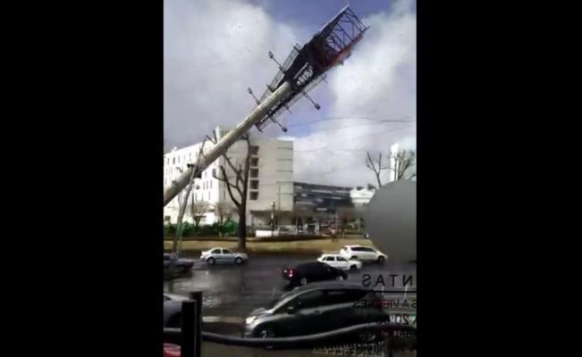 Caída espectacular por fuertes vientos (Video)