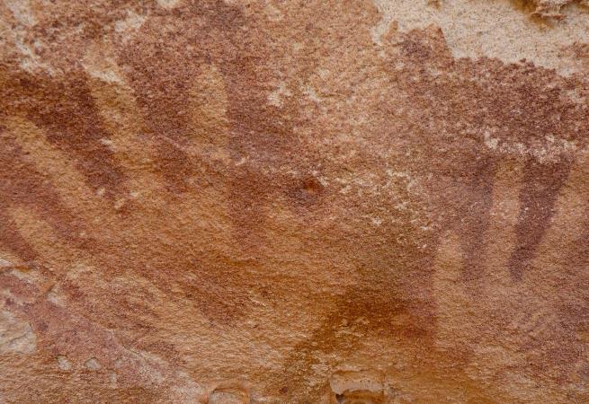Las huellas de manos descubiertas en la antigua cueva de Wadi Sura no son humanas