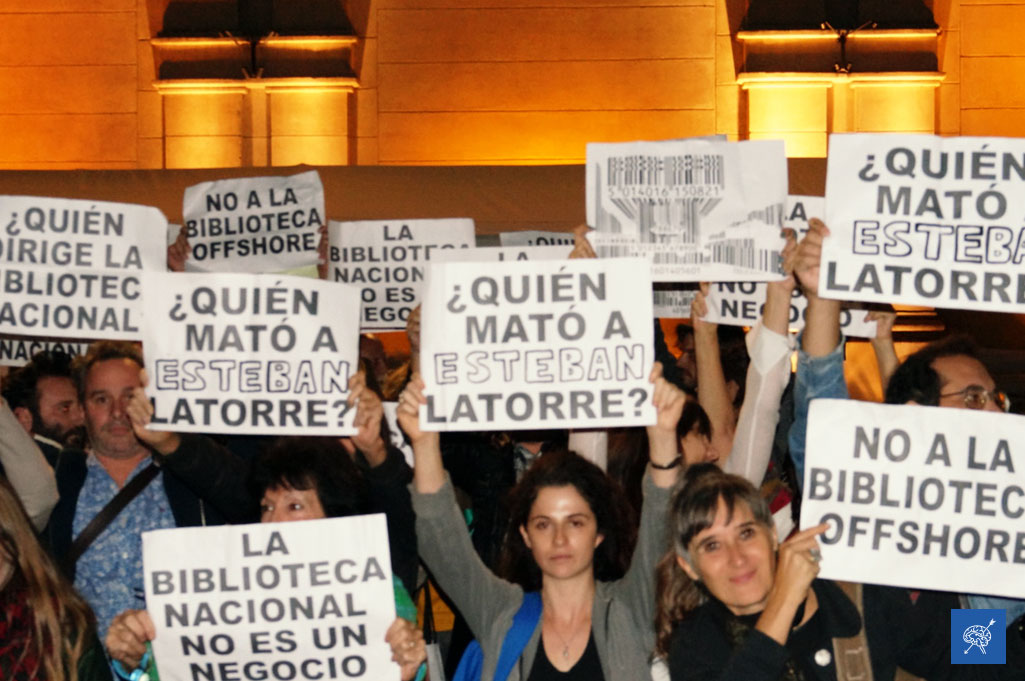#FotoReportaje: El escrache a Alberto Manguel por parte de los despedidos de la Biblioteca Nacional