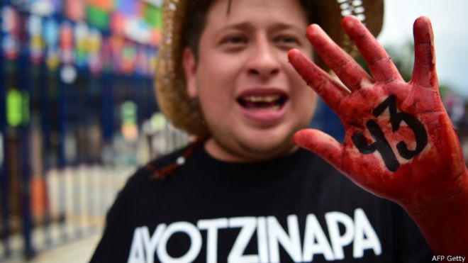 México: padres de los 43 normalistas volvieron a marchar al cumplirse 34 meses del horror