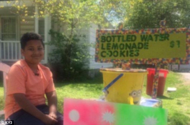(Video) Niño vende limonada para costear su adopción