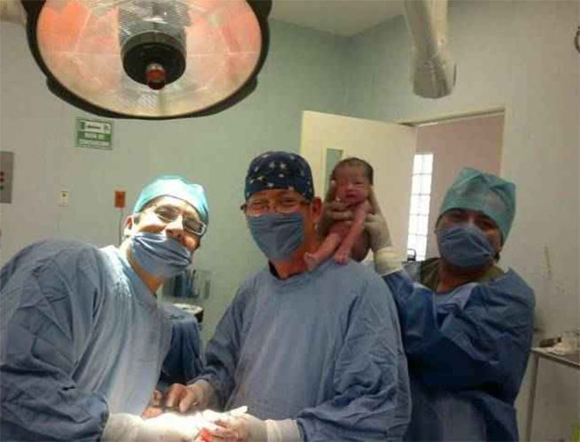 Responde padre de recién nacido a doctores tras selfie