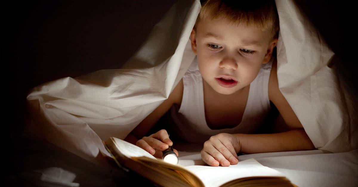 Hay que acostar a los niños leyendo un libro y no mirando televisión