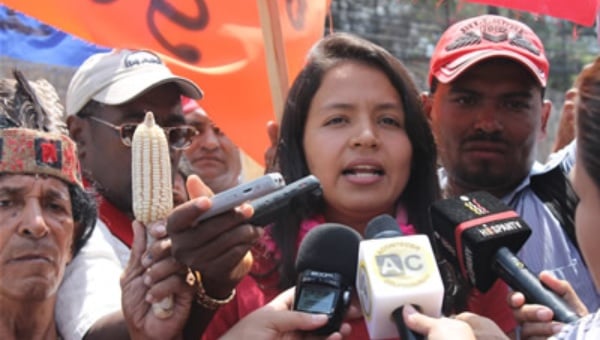 Hija de Berta Cáceres exige investigación ante Parlamento Europeo