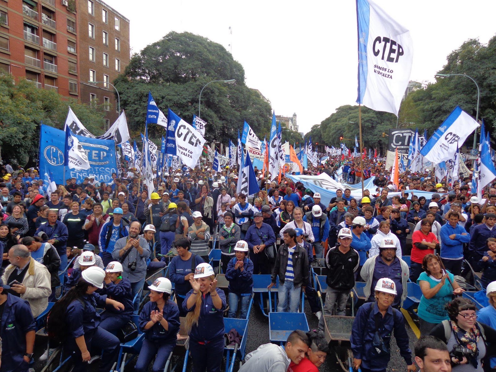 Las cinco centrales sindicales marchan contra el ajuste de Macri