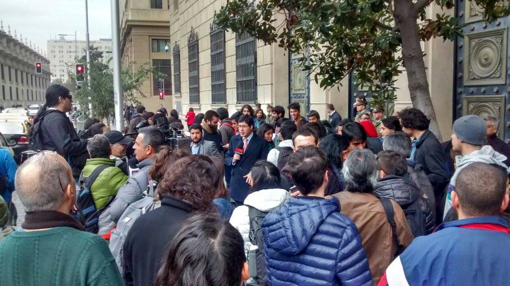 Estudiantes se encadenan a Ministerio de Educación y protestan en Hacienda