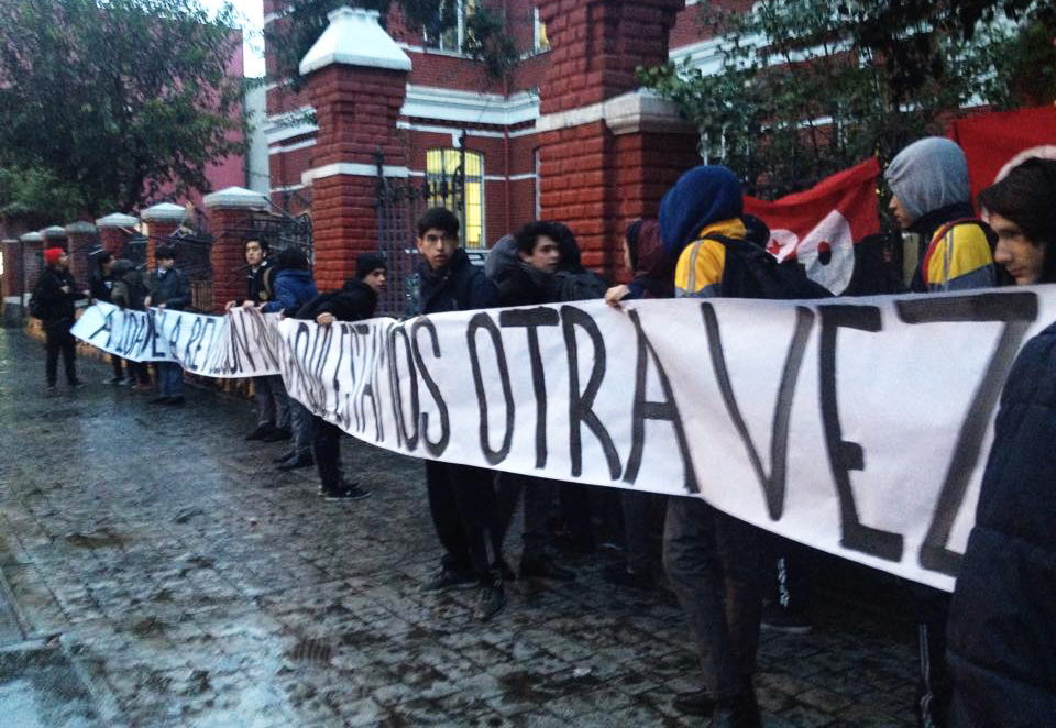 A 10 años de la ‪Revolución Pingüina: ‬Estudiantes del Barros Borgoño realizan toma