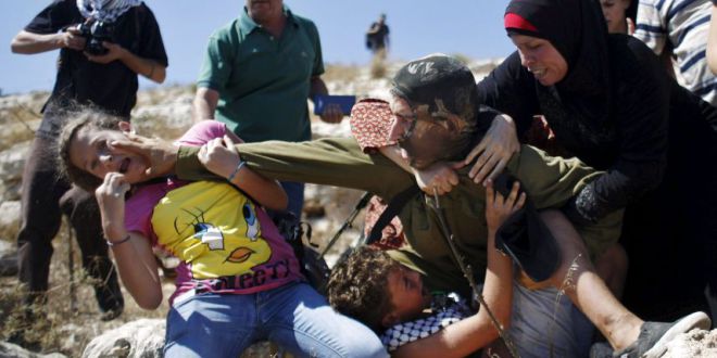 (Fuertes imágenes) Soldados israelíes en otro capítulo de brutalidad