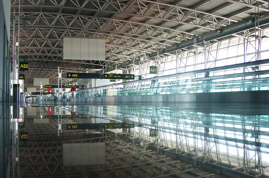 aeropuerto de Bruselas reanuda parcialmente el servicio tras los atentados