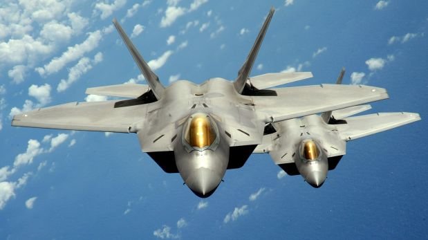 Estados Unidos envía aviones de combate avanzados a frontera rusa