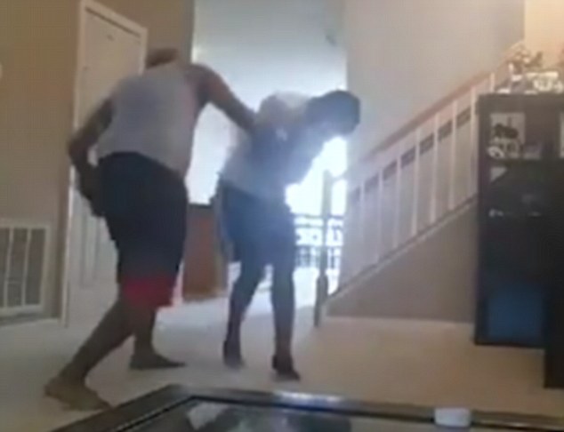 Padre obliga a su hijo a boxear con él para darle una lección por fugarse de clases