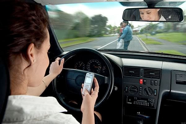 Conductores que utilizan sus celulares mientras manejan serán atrapados