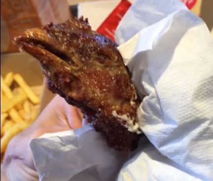 (Video) Descubre cabeza de pollo entera en su caja de alitas fritas