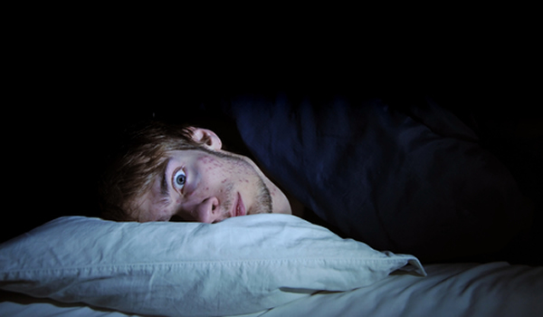 La ciencia explica por qué es tan difícil dormir en una cama extraña