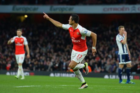 Imparable: Alexis anotó dos goles y hasta se perdió un penal en el triunfo de Arsenal